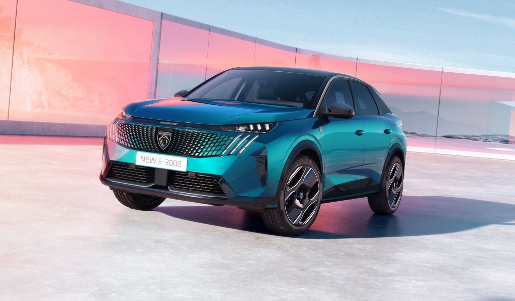 Синий автомобиль Peugeot E-3008 2023 года