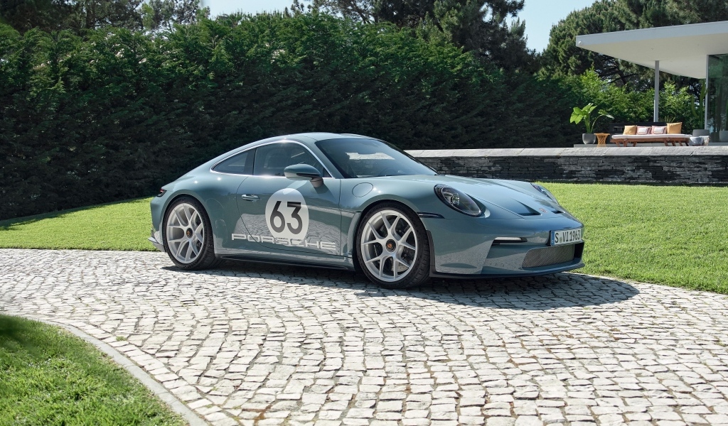 Гоночный автомобиль Porsche 911 ST Heritage Design Package 2023  года