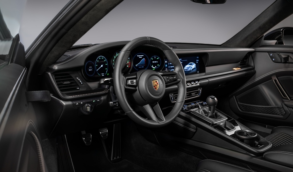 Салон автомобиля Porsche 911 ST 2023 года