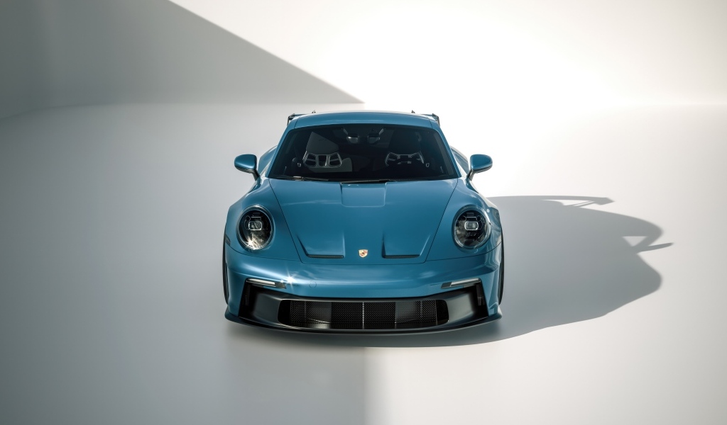 Синий автомобиль Porsche 918 вид спереди на сером фоне