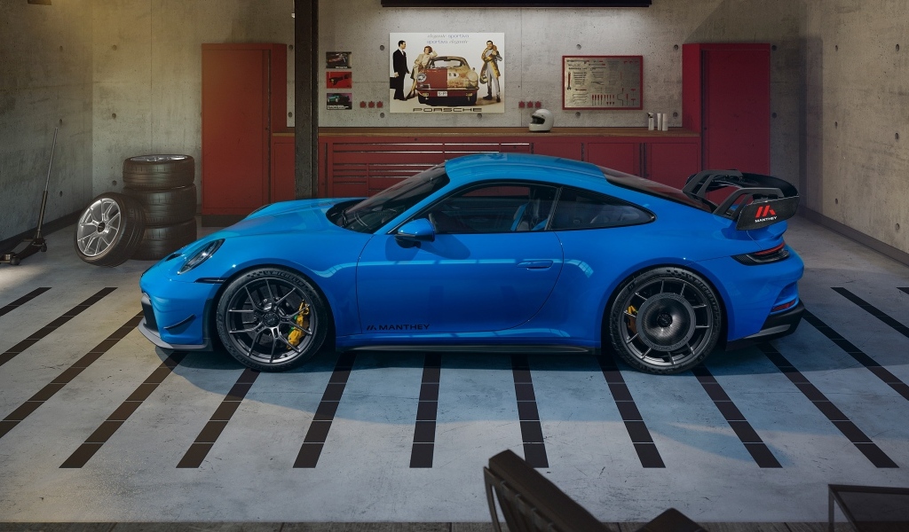 Синий автомобиль Porsche 911 GT3  вид сбоку