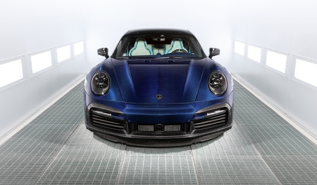 Синий автомобиль  Porsche 911 Turbo S Stinger GTR вид спереди