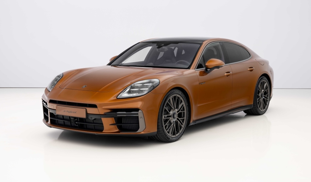 Коричневый автомобиль Porsche Panamera Turbo E-Hybrid 2024 года