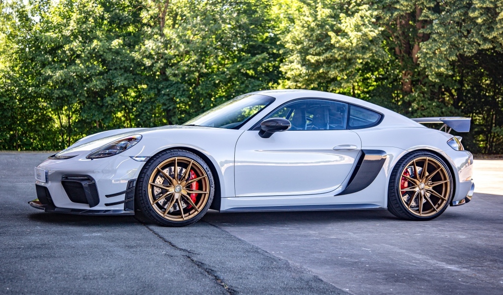 Автомобиль Porsche 718 Cayman GT4 вид сбоку