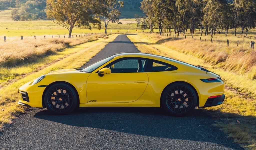 Автомобиль Porsche 911 Carrera GTS вид сбоку