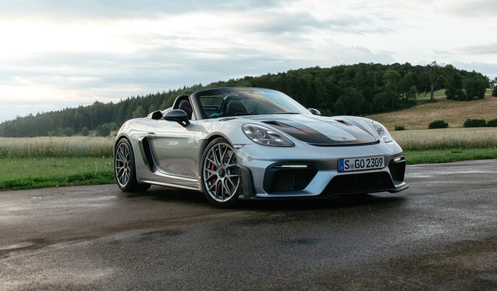 Быстрый Porsche 718 Spyder RS на мокрой дороге
