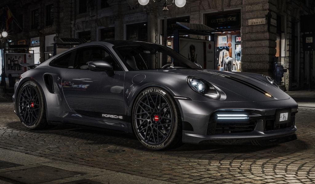 Быстрый автомобиль Porsche 911 Turbo S у здания