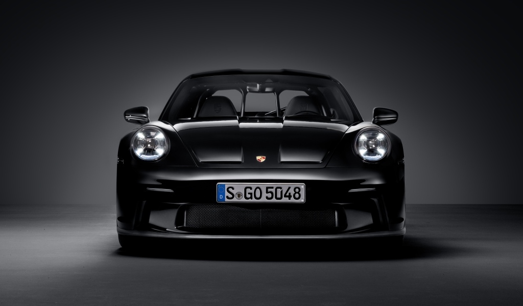 Вид спереди на автомобиль Porsche 911 ST 2023  года