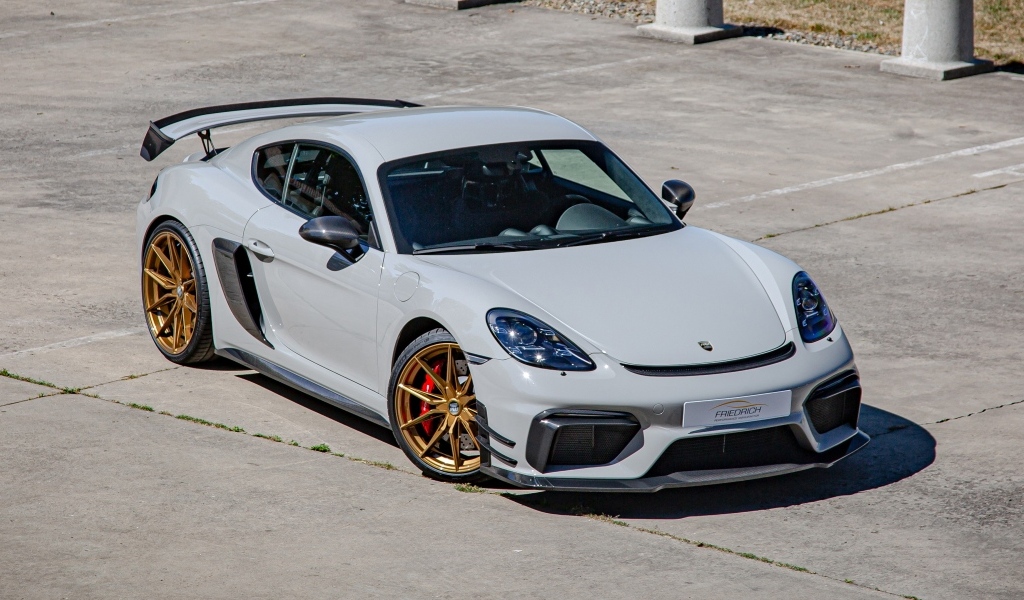 Серый автомобиль Porsche 718 Cayman GT4