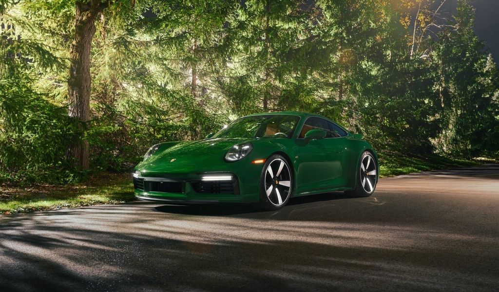 Зеленый автомобиль Porsche 911 Sport Classic 2023 года