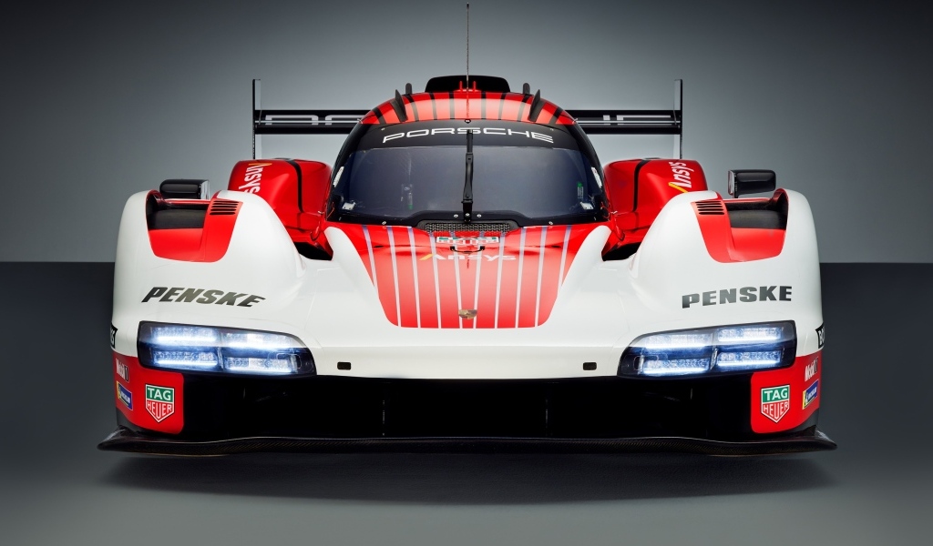 Спортивный гоночный автомобиль Porsche 963 Prototype вид спереди