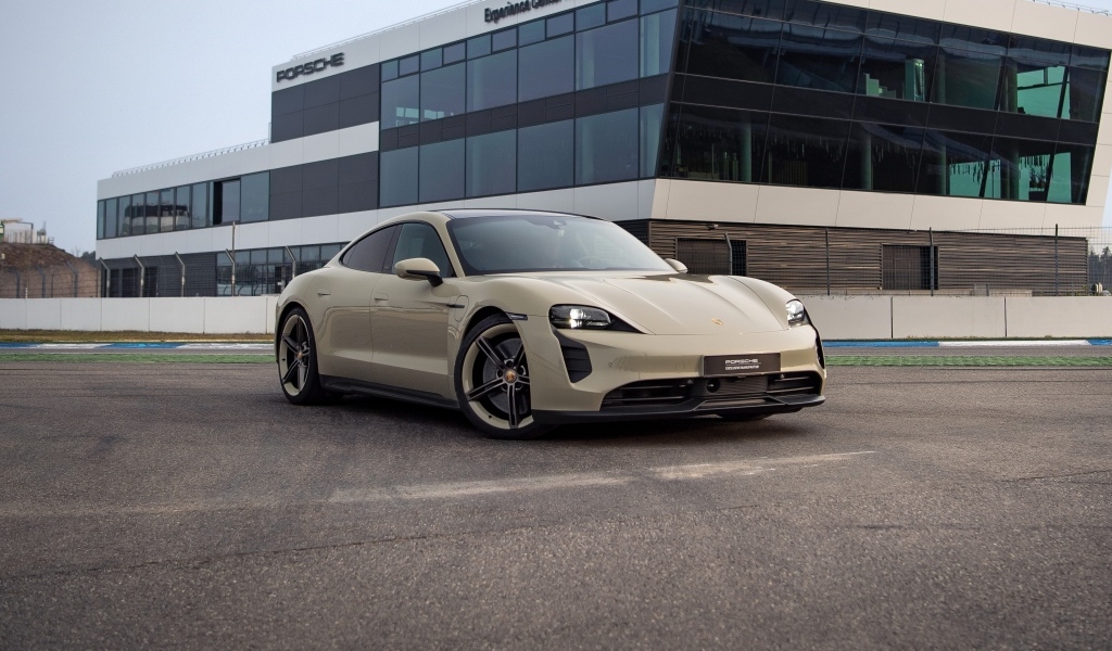 Автомобиль Porsche Taycan GTS у здания