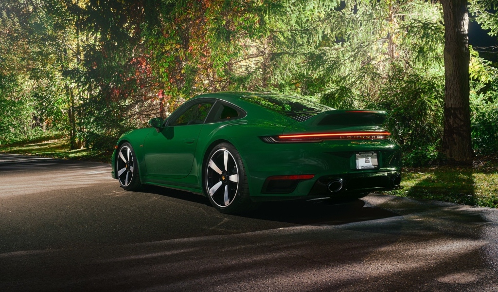 Вид сзади на зеленый автомобиль Porsche 911 Sport Classic 2023 года