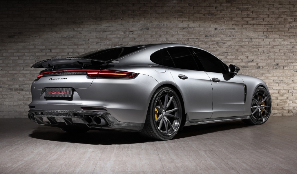 Вид сзади на автомобиль Porsche Panamera Turbo GT Edition 2023 года