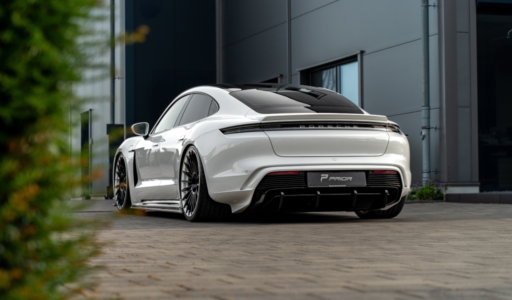 Вид сзади на автомобиль Porsche Taycan