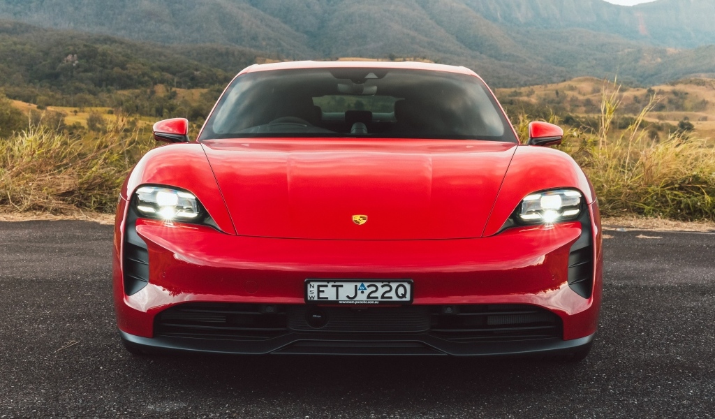 Красный автомобиль Porsche Taycan GTS вид спереди