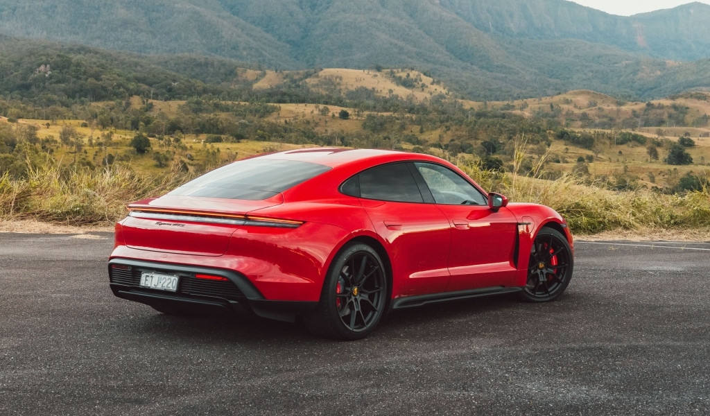 Красный автомобиль Porsche Taycan GTS вид сзади