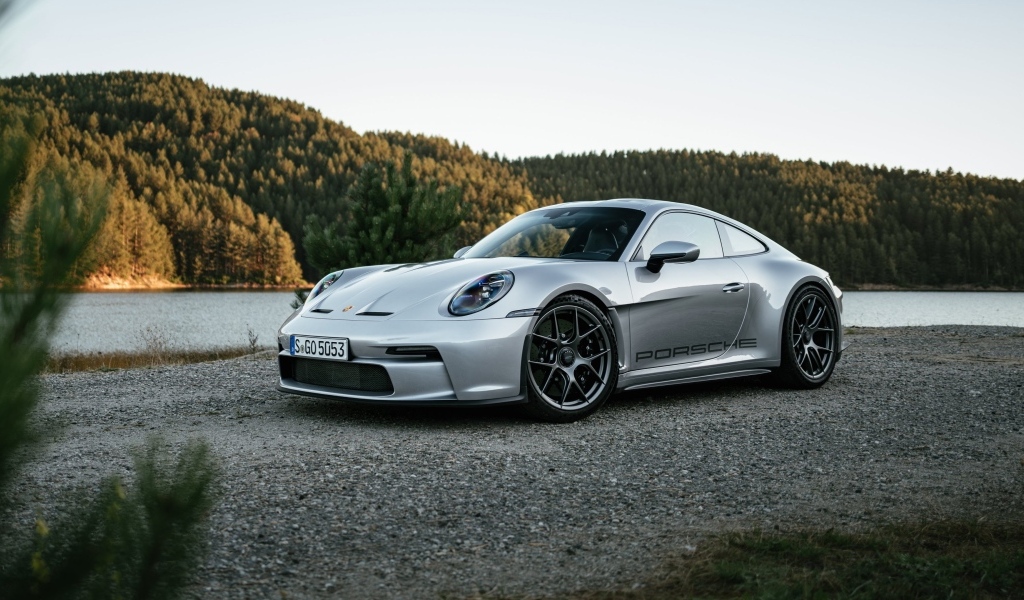 Серебристый автомобиль Porsche 911 ST 2023 года у воды