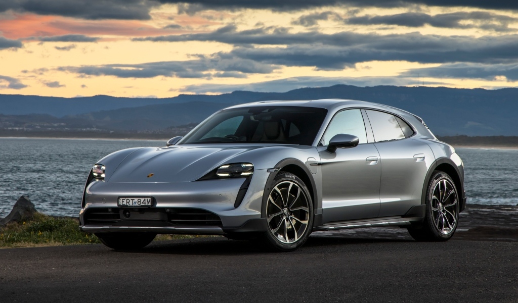 Серебристый Porsche Taycan 4 Cross Turismo у моря