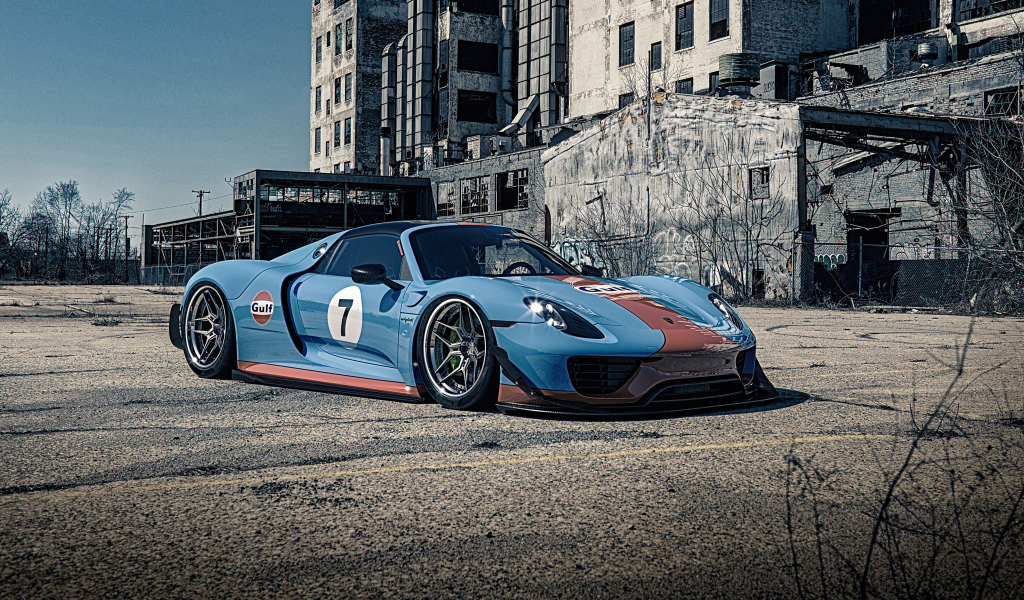 Спортивный автомобиль Porsche 918 Gulf у старого здания