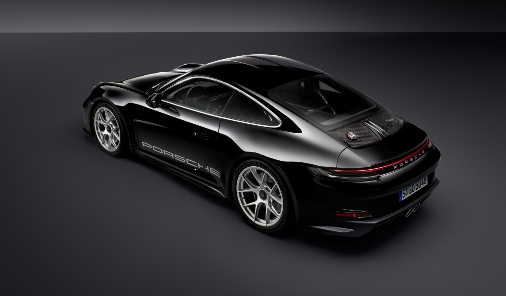 Вид сверху на черный автомобиль Porsche 911 ST 2023 года