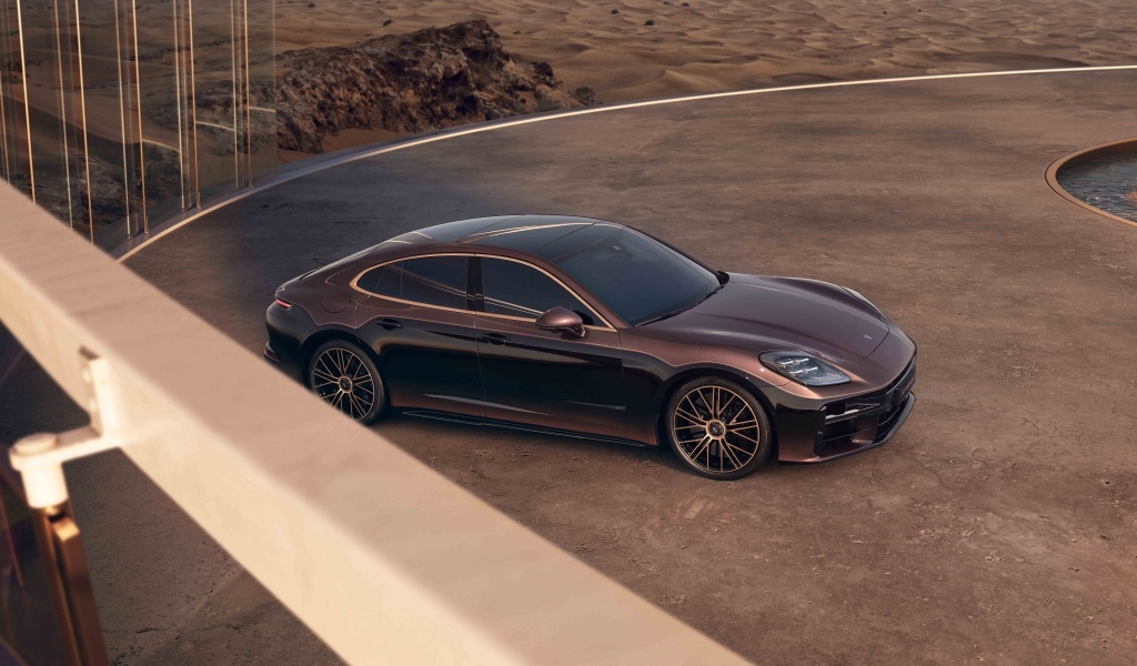 Вид сверху на автомобиль Porsche Panamera Turbo E-Hybrid Sonderwunsch 2024