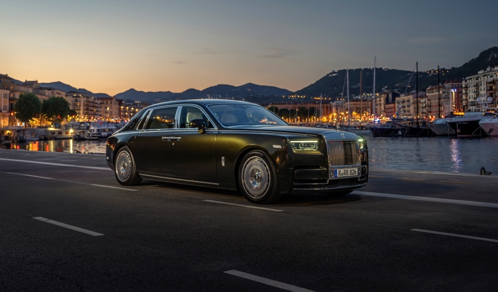 Автомобиль Rolls-Royce Phantom EWB 2022 года ночью