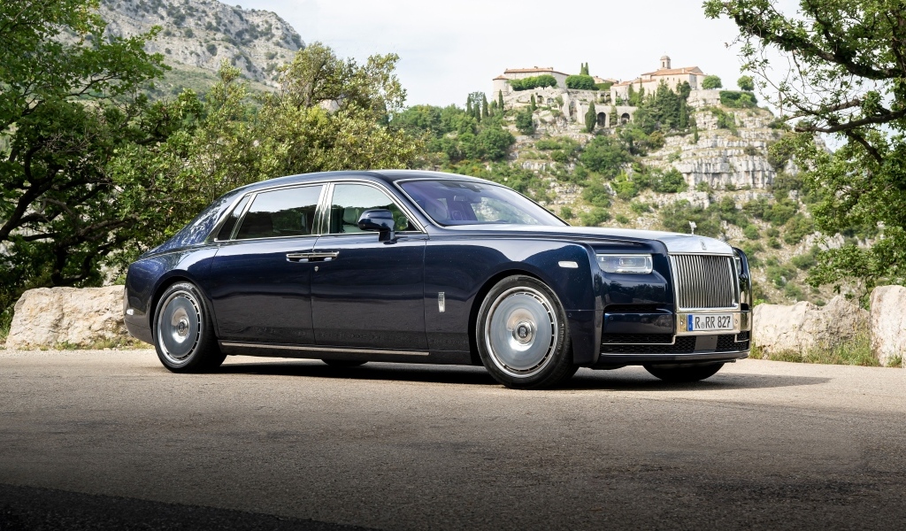 Автомобиль Rolls-Royce Phantom 2022 года