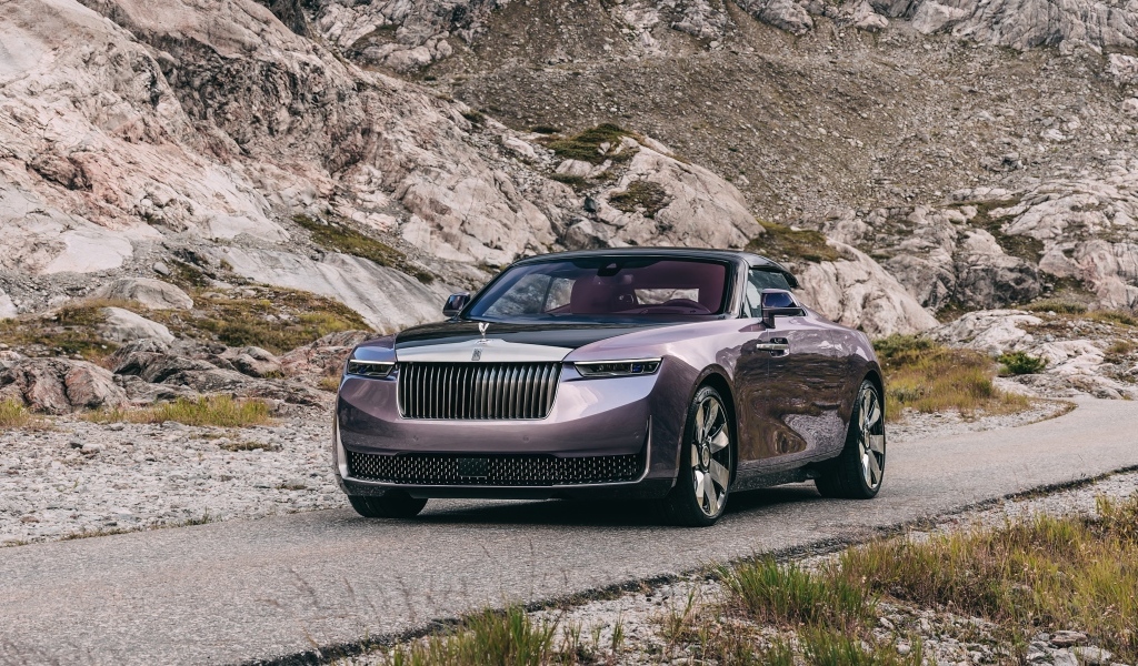 Автомобиль Rolls-Royce Amethyst Droptail 2023 года в горах