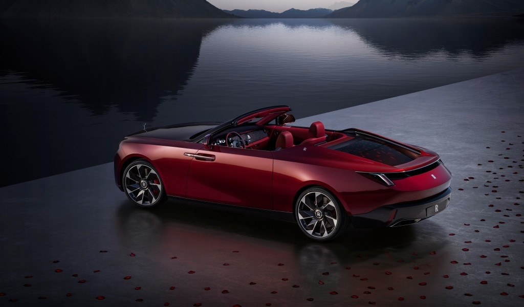 Кабриолет Rolls-Royce La Rose Noire Droptail 2023 года стоит у воды