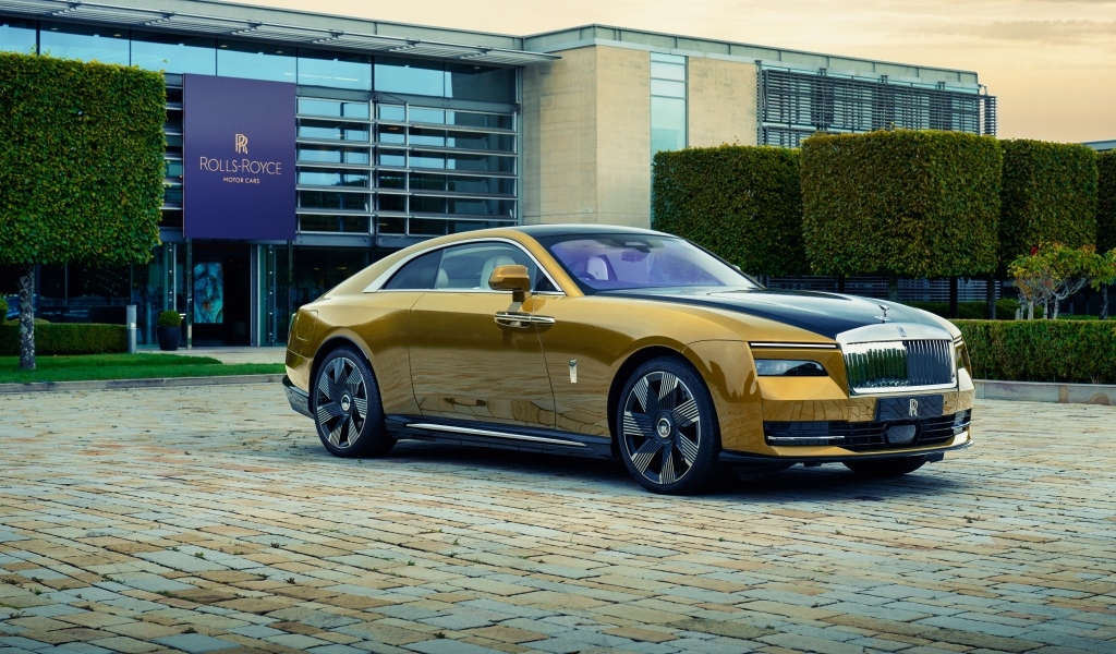 Красивый автомобиль Rolls-Royce Spectre у дома