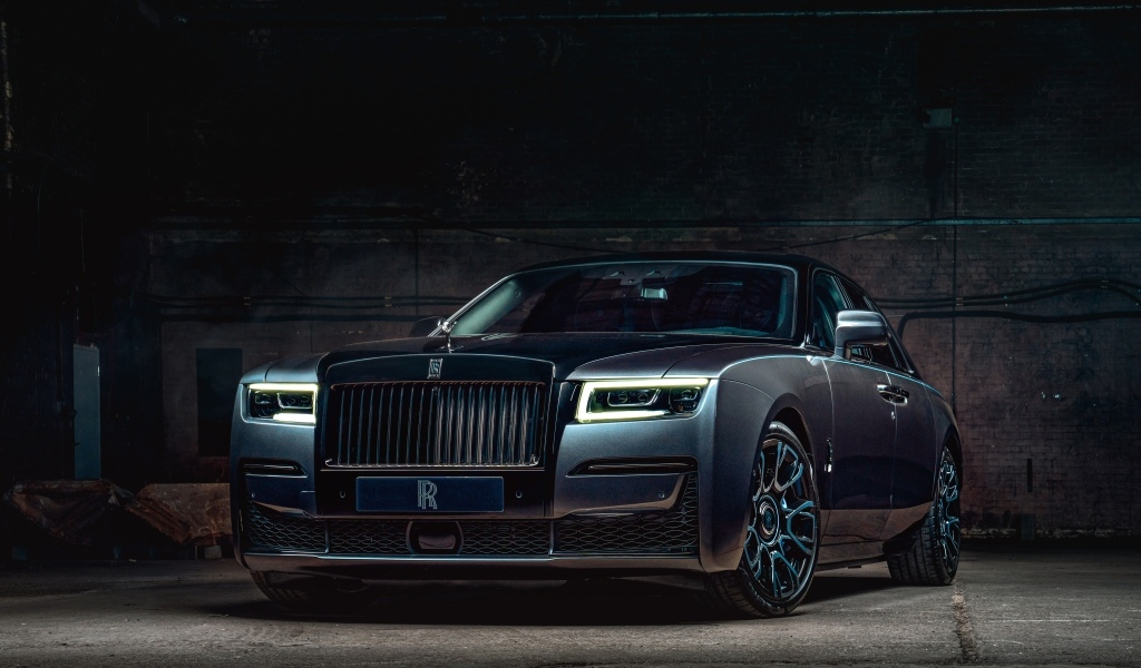 Черный автомобиль Rolls-Royce Ghost