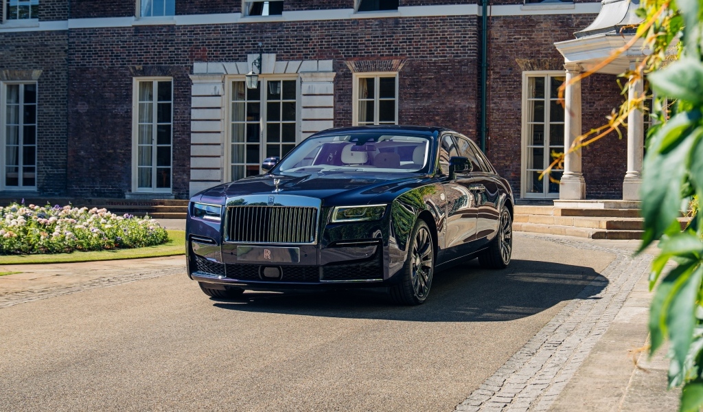 Черный автомобиль  Rolls-Royce Ghost у дома