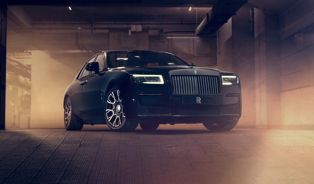 Черный автомобиль Rolls Royce Ghost Black Badge