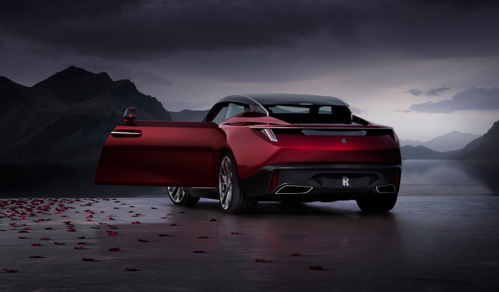 Бордовый Rolls-Royce La Rose Noire Droptail 2023 года с открытой дверью