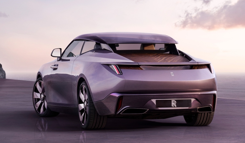 Дорогой Rolls-Royce Amethyst Droptail вид сзади