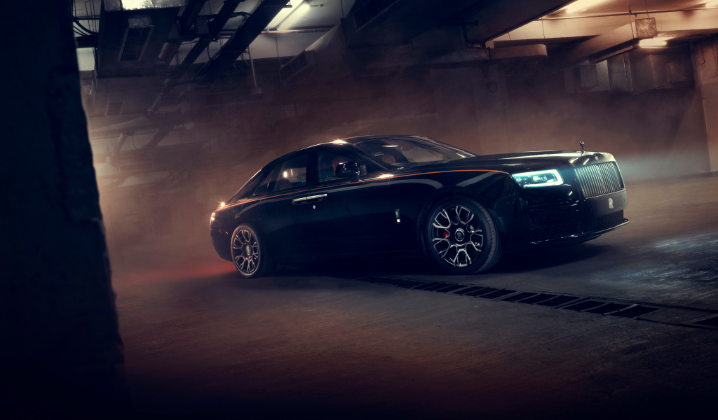 Дорогой черный автомобиль Rolls Royce Ghost Black Badge
