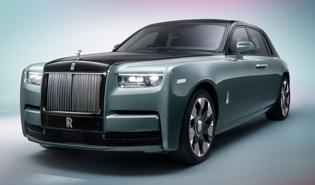 Дорогой автомобиль Rolls-Royce Phantom на сером фоне