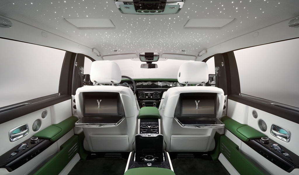 Дорогой салон автомобиля Rolls-Royce Phantom EWB 2022