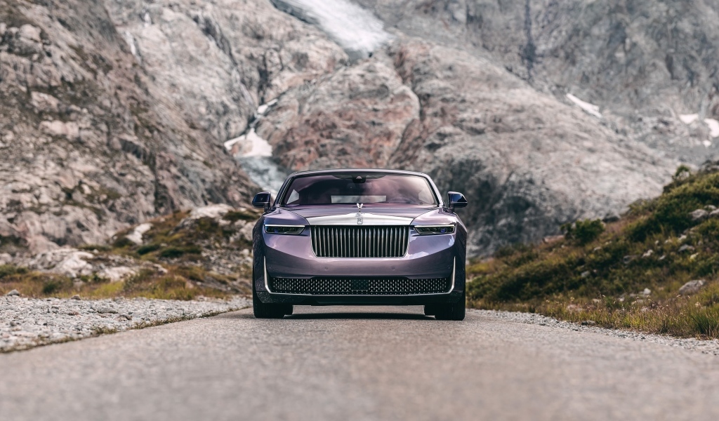 Вид спереди на автомобиль Rolls-Royce Amethyst Droptail