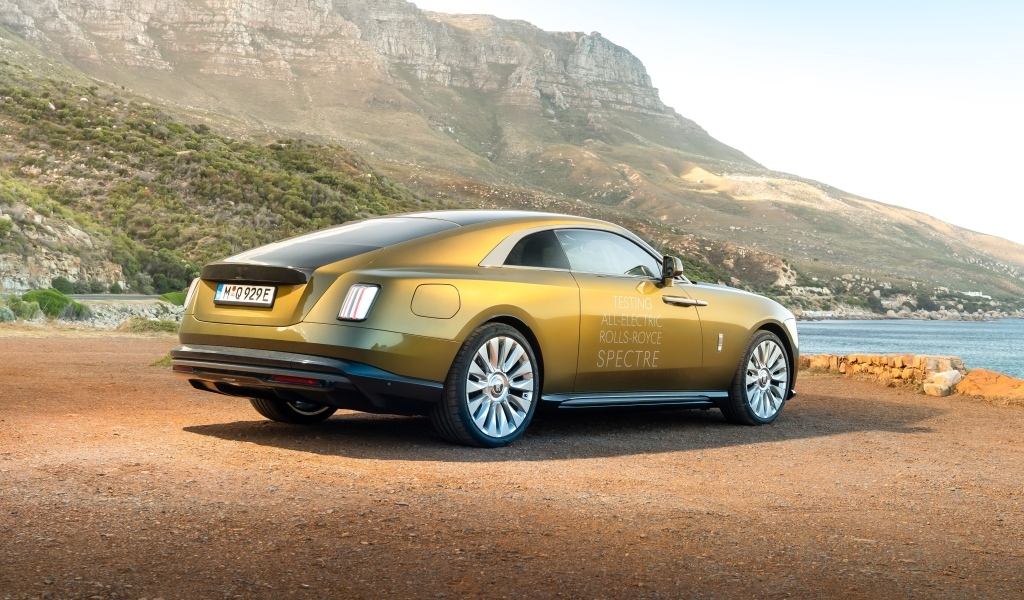 Золотистый Rolls-Royce Spectre вид сзади