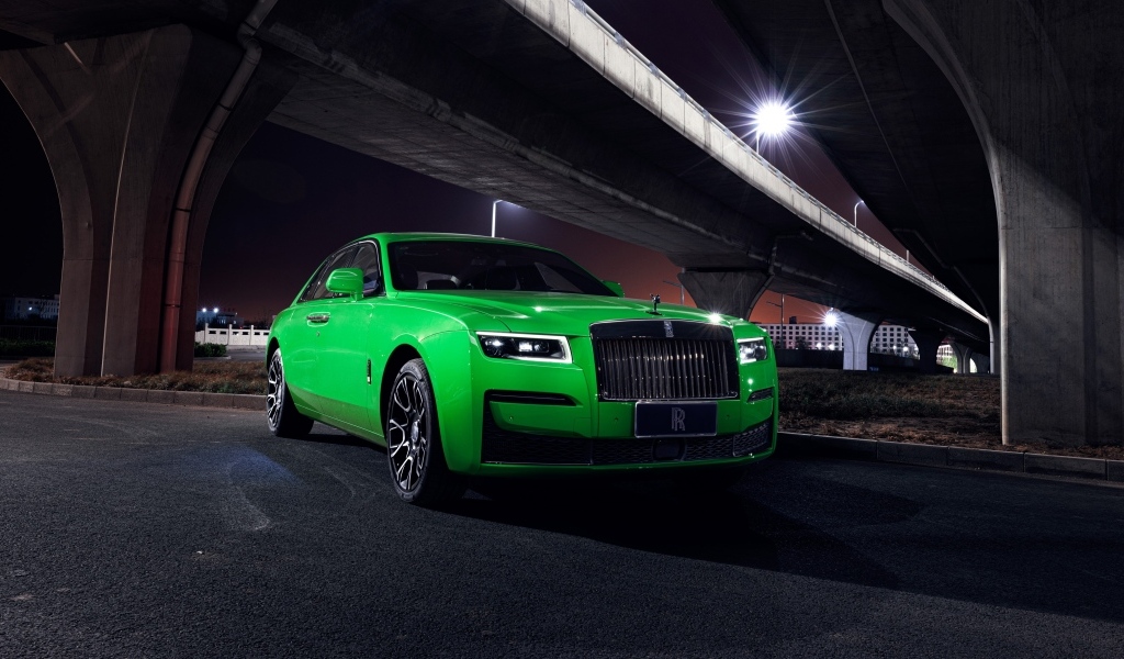 Зеленый автомобиль Rolls-Royce Black Badge Ghost