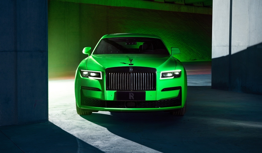 Зеленый автомобиль Rolls-Royce Black Badge Ghost вид спереди