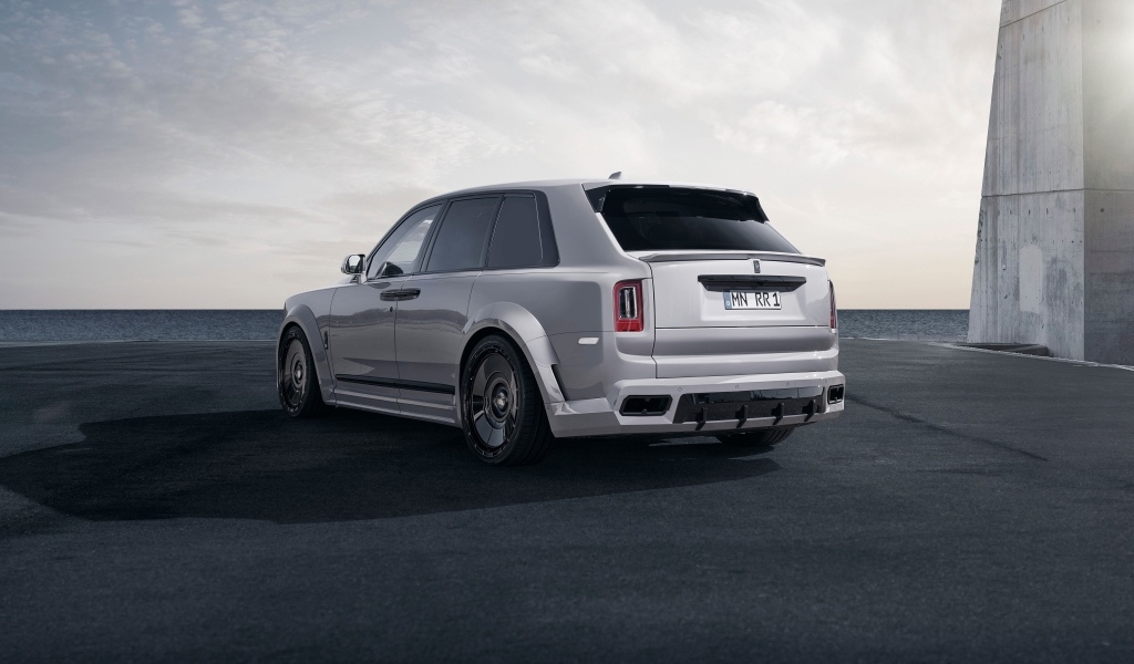 Вид сзади на автомобиль Rolls-Royce Cullinan Overdose S 2023 года