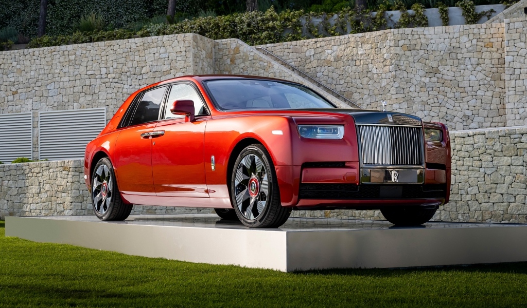 Красный автомобиль Rolls-Royce Phantom 2022 года