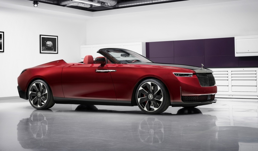 Красный кабриолет Rolls-Royce La Rose Noire Droptail 2023 года в комнате