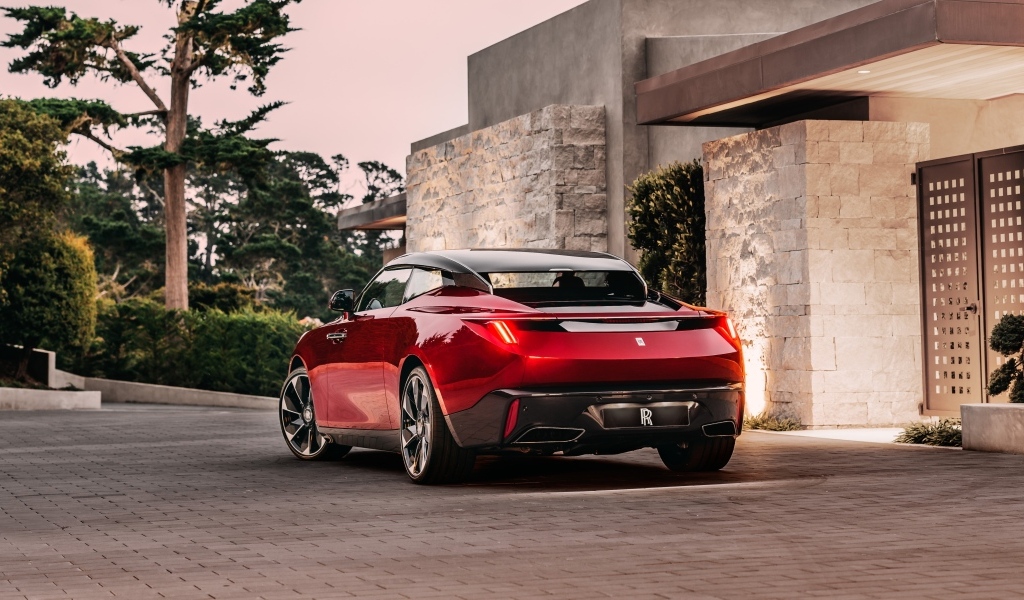 Красный автомобиль Rolls-Royce La Rose Noire Droptail вид сзади