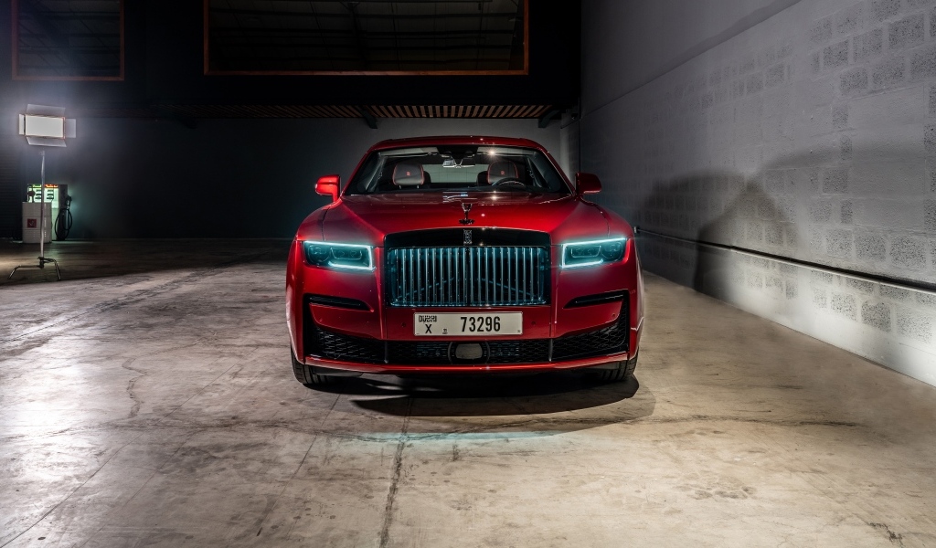 Красный автомобиль Rolls-Royce Black Badge Ghost  в гараже