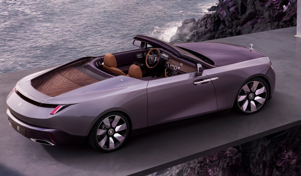 Кабриолет Rolls-Royce Amethyst Droptail у моря