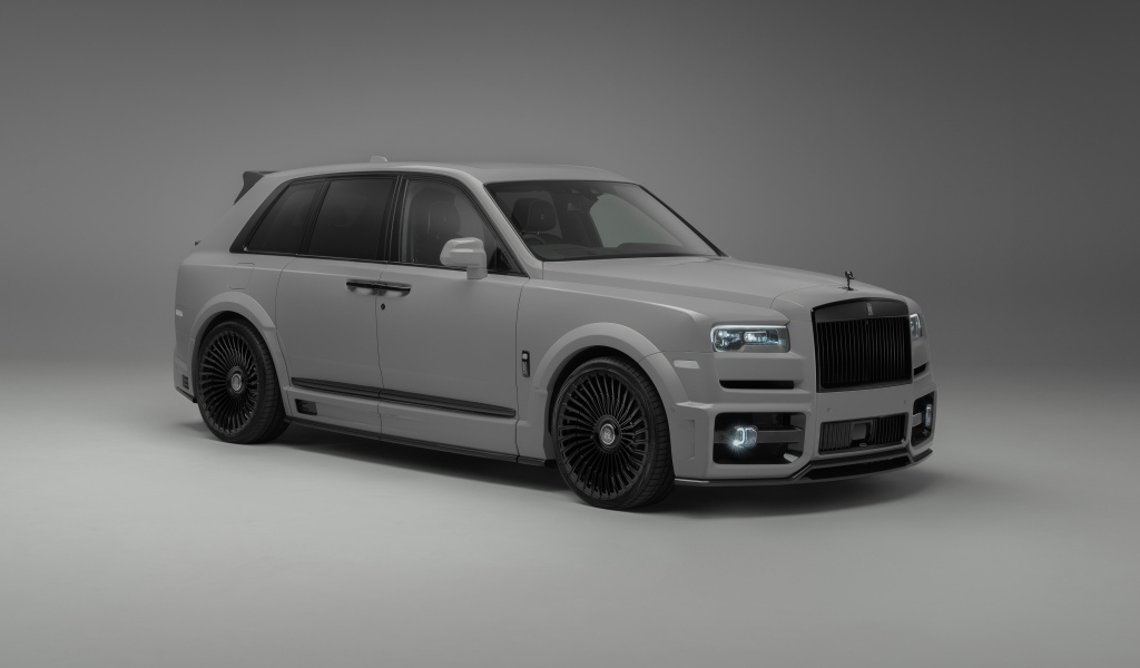 Автомобиль Rolls-Royce Cullinan на сером фоне